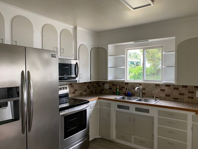 Building Photo - 3 Bedroom 1 Bath Hucrest Home