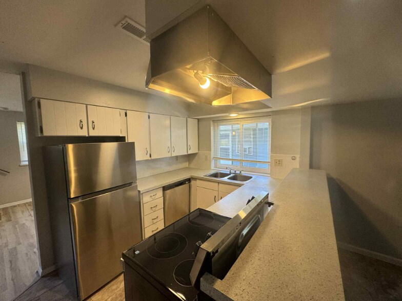 Building Photo - 520 S 6th St