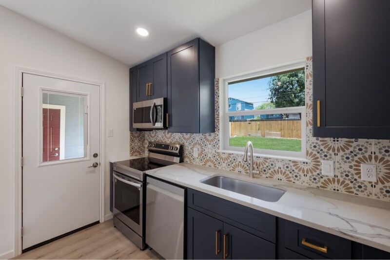 Building Photo - 523 Gilbert Ln