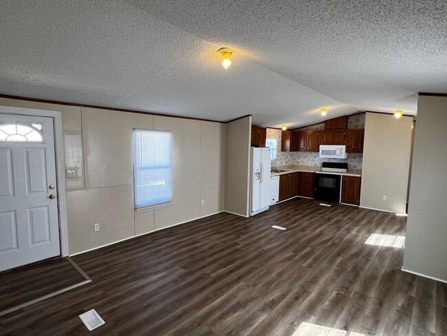 Building Photo - Elegant 3-Bed, 2-Bath Home for Rent: Move-...