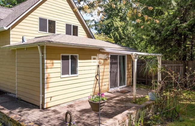 Building Photo - Nearly 1/2 Acre of Privacy Nestled in the Trees of West Linn. Updated Kitchen & Bathroom!