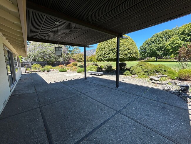 Building Photo - 266 Valley Oaks Dr