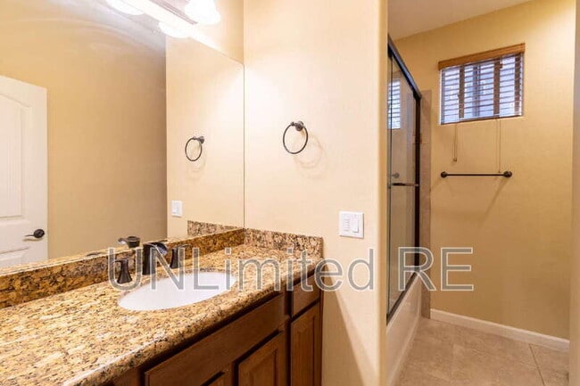 Building Photo - 425 E Woodland Dr