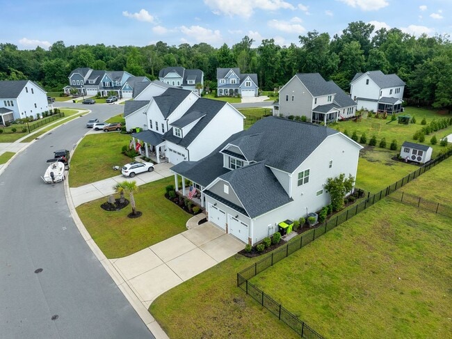 Building Photo - Stunning 4 bedroom 2.5 bath home located in Hampstead Wyndwater Community