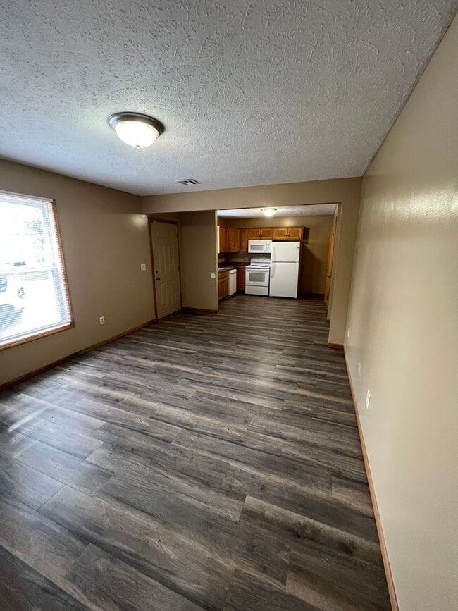 Building Photo - 222-222 W Home St