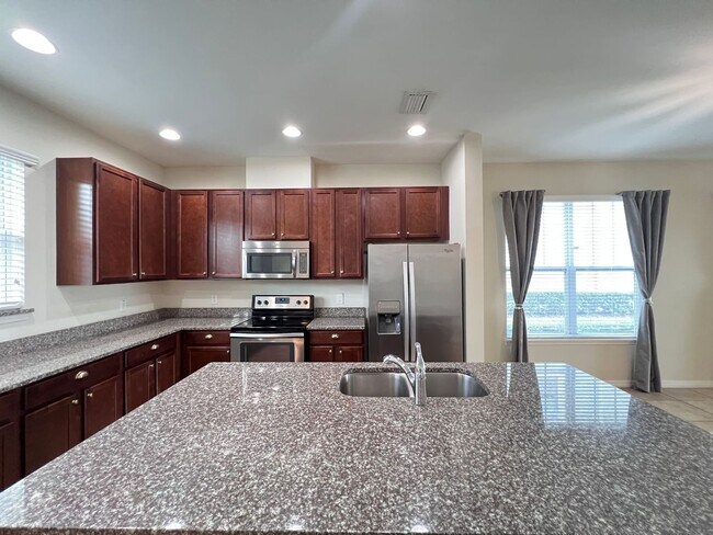 Building Photo - Beautiful Townhouse at Windermere availabl...