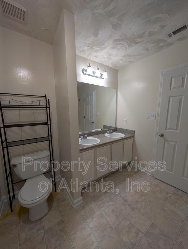 Building Photo - 5060 Lincoln Dr