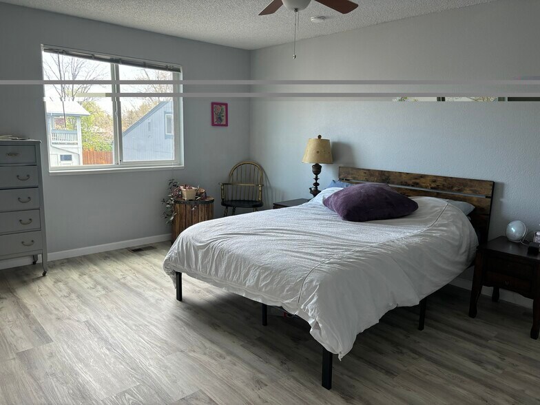 Primary bdrm - 4202 Monroe Dr