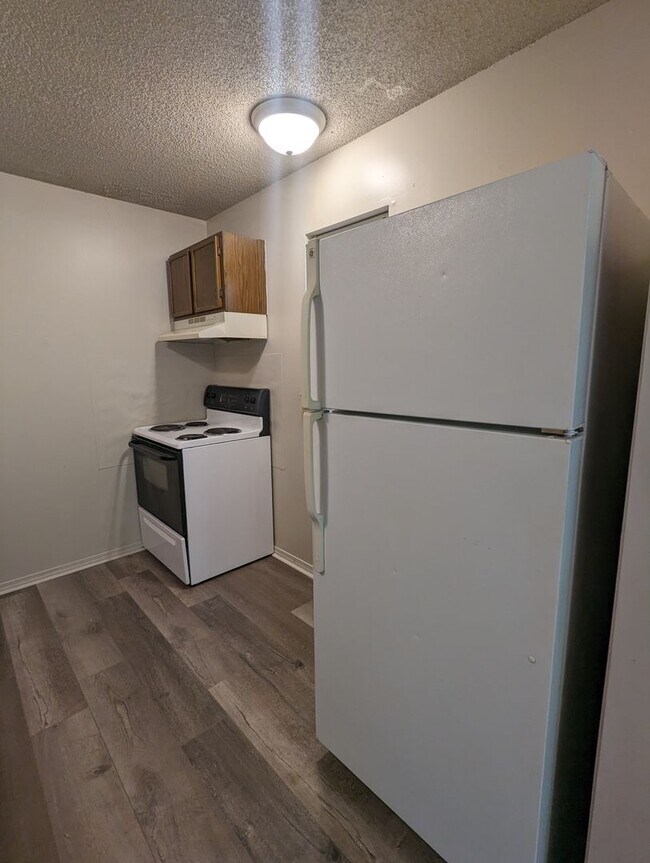 Building Photo - Upstairs 2 Bedroom Apartment - Remodeled May 2023