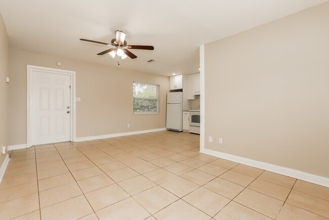 Building Photo - 779 Lynndale St N