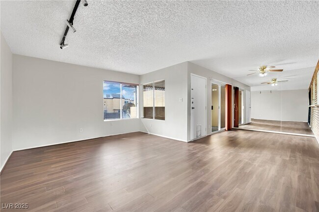 Building Photo - 1417 Hialeah Dr