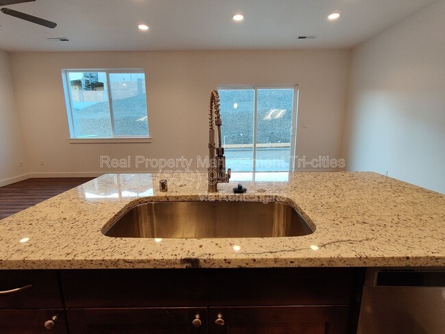 Building Photo - 386 Bedrock Loop