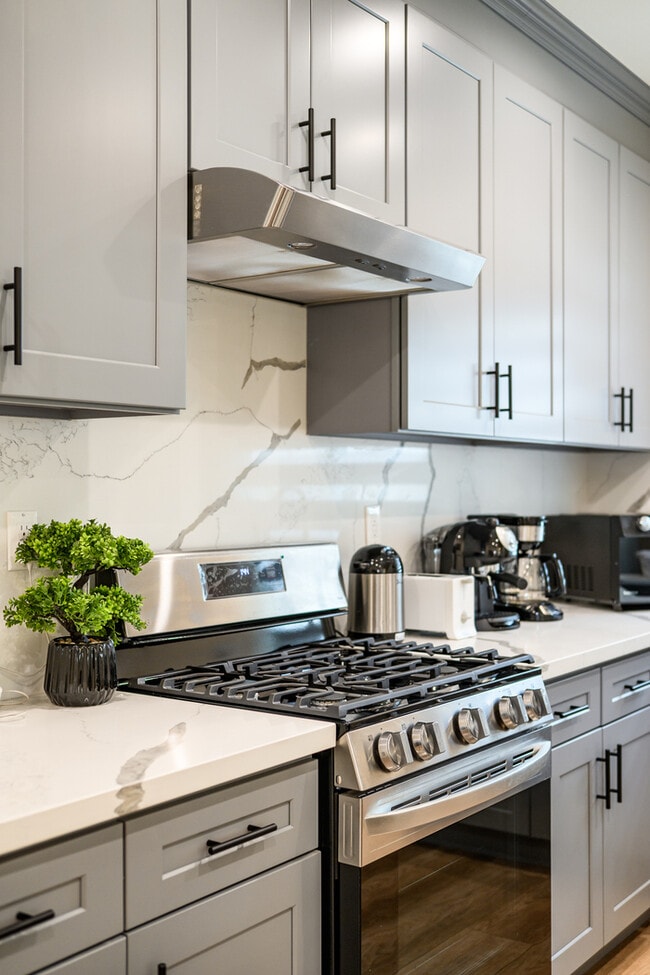 Building Photo - Stylish & Bright 2 Bed 2 Bath | Fully Furn...