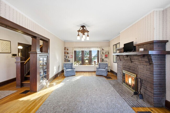 Building Photo - 6+BR House on E. Lane – Central Campus – Newly Renovated + Free Parking – Flexible Move-In