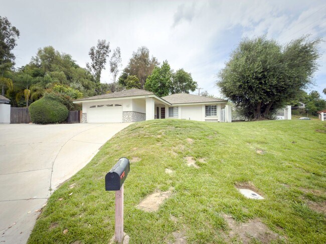 Building Photo - 3 Bedroom/2 Bathroom Private Home with Lar...