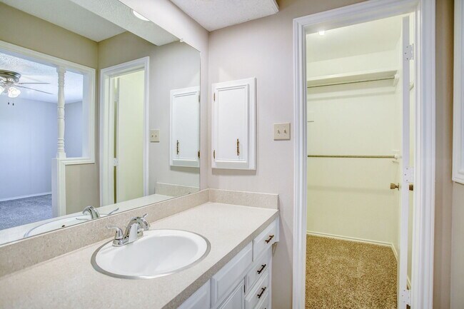 Building Photo - Cute & Cozy Two Bedroom Centrally Located ...