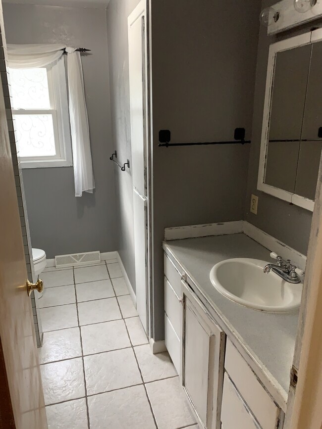 Building Photo - 624 Carol Dr