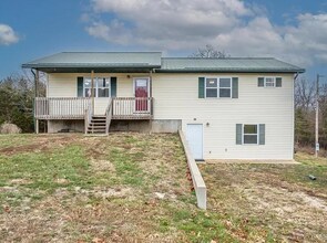 Building Photo - Beautiful 5 bedroom 2.5 bathroom country l...