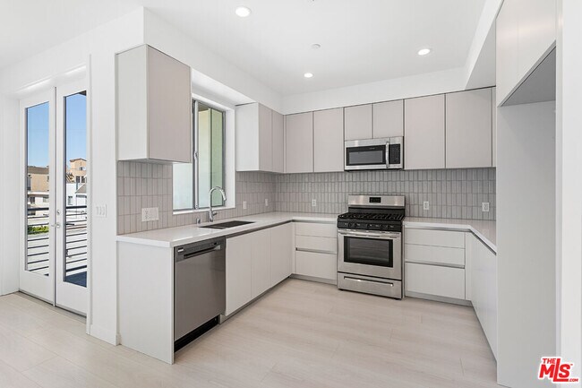 Building Photo - 11727 Kiowa Ave