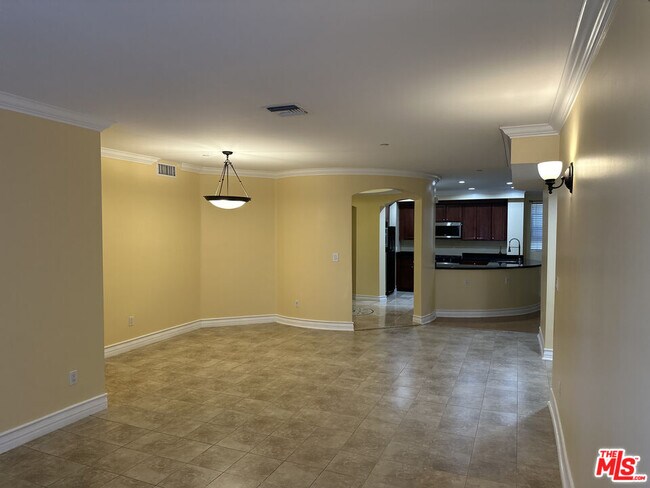 Building Photo - 122 N Clark Dr