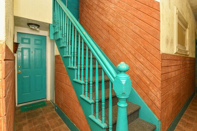 Building Photo - 208 4TH St