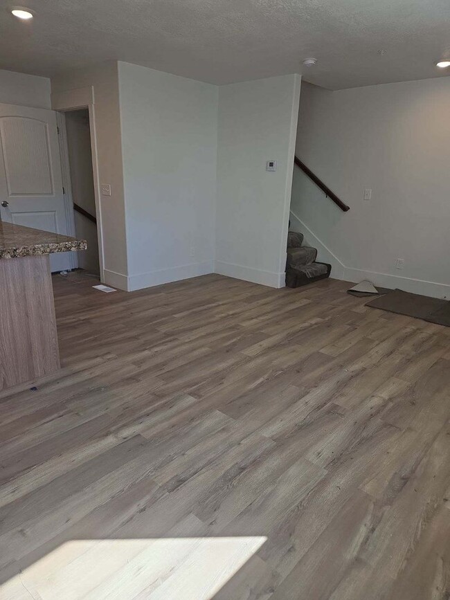 Building Photo - 2 bedroom 2.5 bath townhome