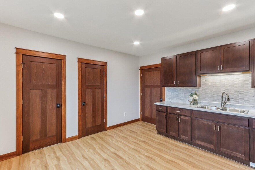 Kitchen - 351A E Deer Pl