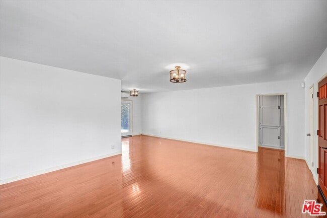 Building Photo - 520 N Beachwood Dr