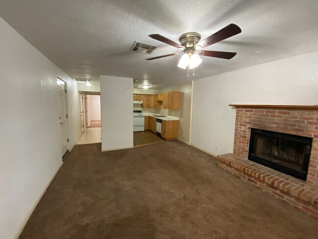 Building Photo - Cute 1 bed 1 bath Townhome