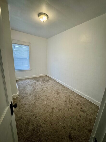 Building Photo - 2027 Chesterland Ave