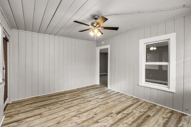 Building Photo - $25 Drive by & Apply for Beds 2 Bath House...