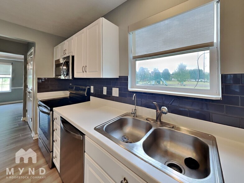 Building Photo - 6410 Hollingsworth Dr