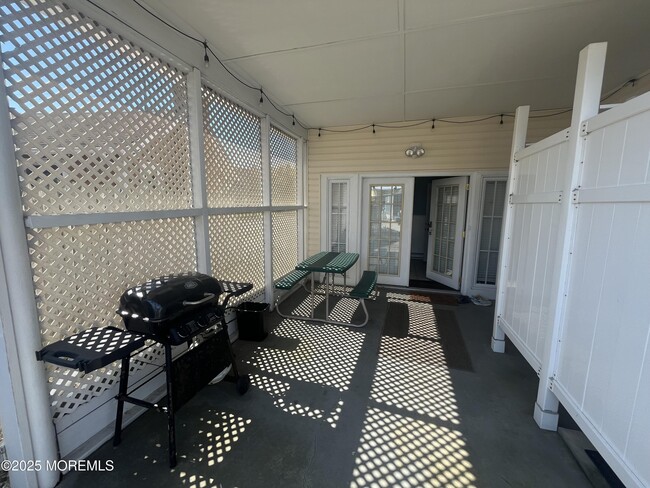 Building Photo - 1727 River Rd