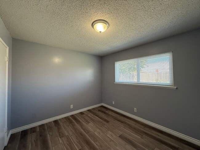 Building Photo - M12150