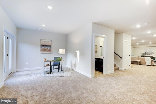 Building Photo - 6547 Clubhouse Dr