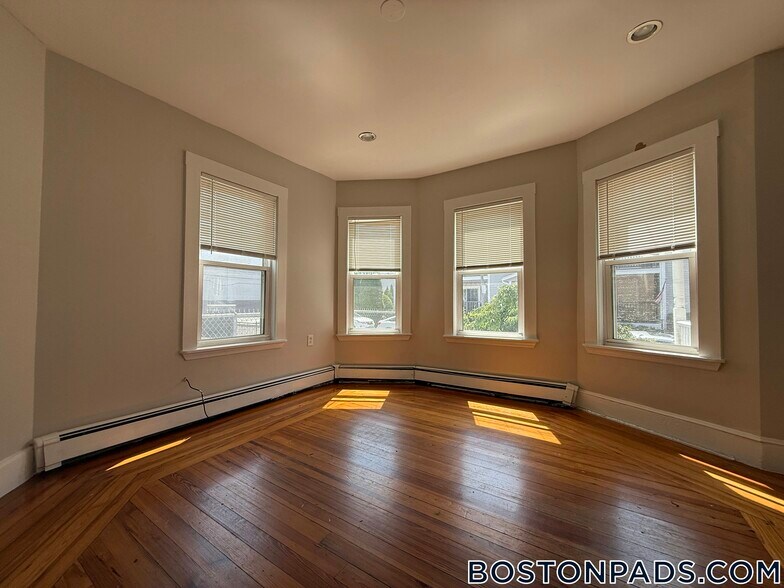 Building Photo - 44 Fenton St