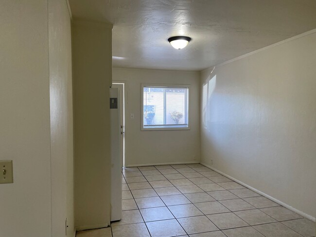 Building Photo - Cute 1 Bedroom 1 Bath Apartment