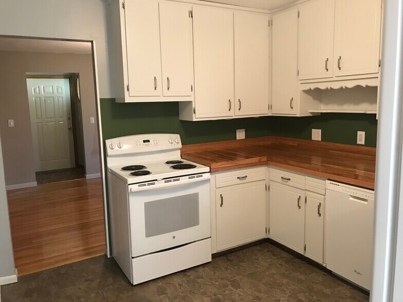 Kitchen - 3370 s 81st ave