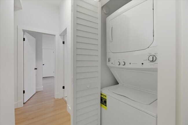 Building Photo - 3211 W Le Moyne St