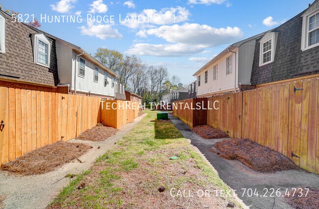 Building Photo - 5821 Hunting Ridge Ln
