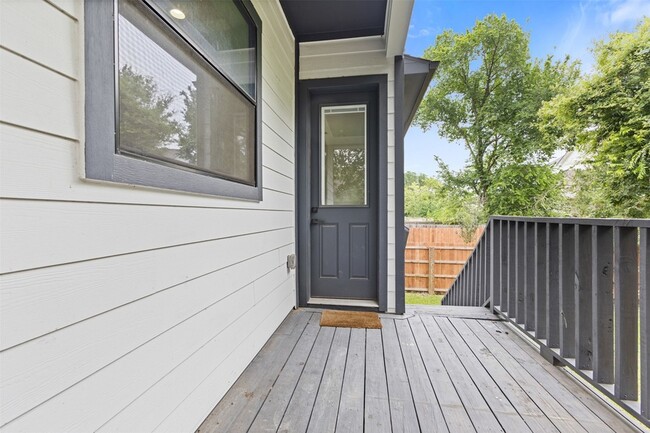 Building Photo - 806 E 39th St