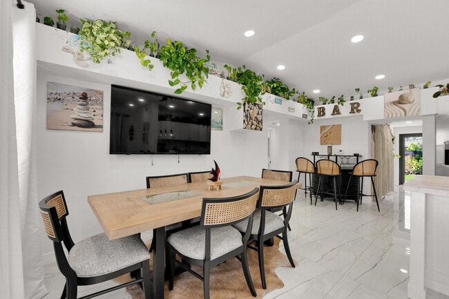 Building Photo - 1433 NE 53rd Ct