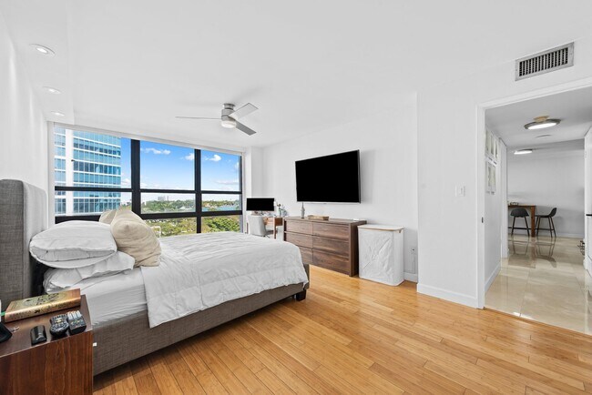 Building Photo - 600 NE 36th St