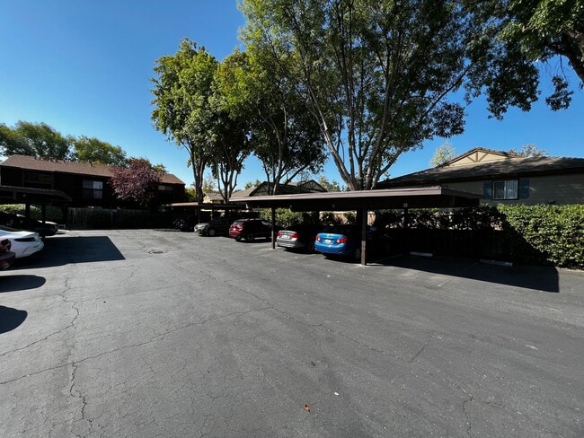 Building Photo - Fabulous 2-bedroom Concord Condominium With Community Pool!