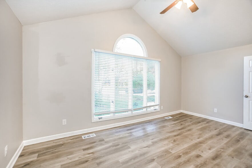Building Photo - 705 Firethorn Cir