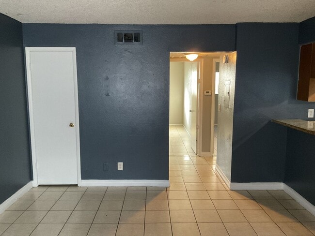 Building Photo - Charming 2-Bedroom Unit in a Well-Maintained 4-Plex!