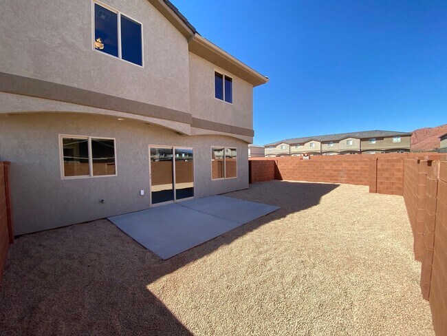 Building Photo - Newer- Red Mountain Vista Town Home