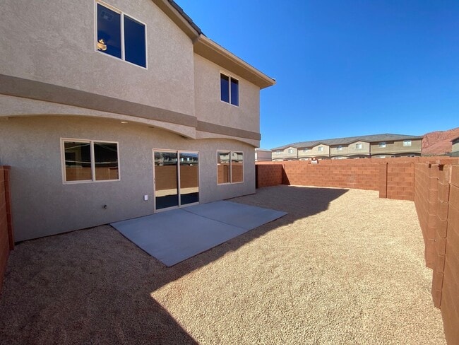 Building Photo - Red Mountain Vista Town Home, End Unit
