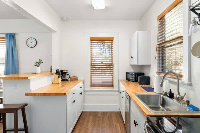 Building Photo - 728 Johnson Ave