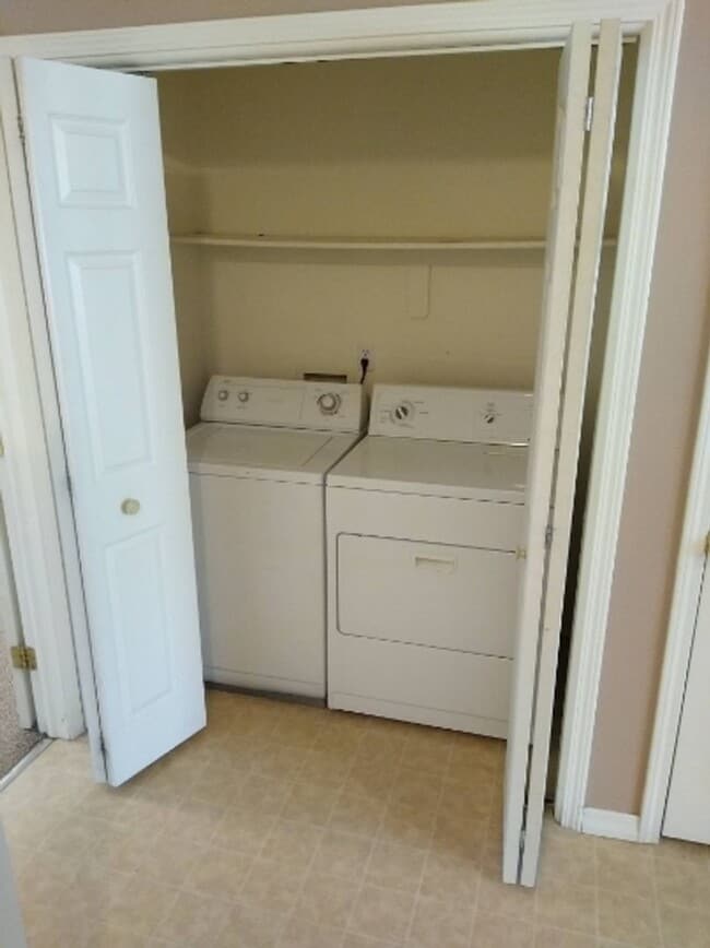 Building Photo - Cozy Student Housing! Private Rooms Available with Private Bathroom!